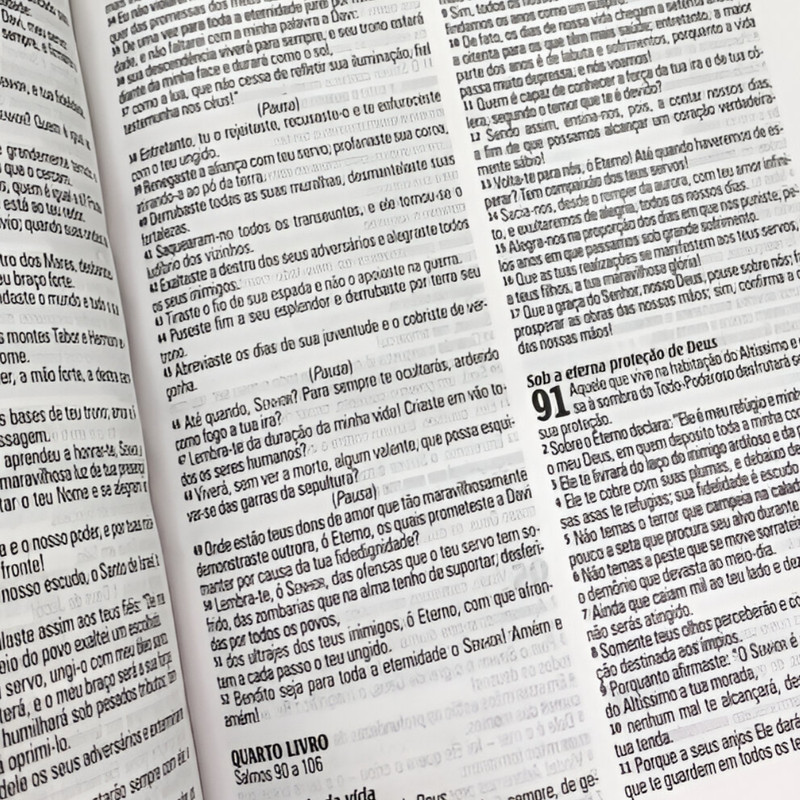 Bíblia King James Atualizada Slim Capa Luxo Branca - Image 2