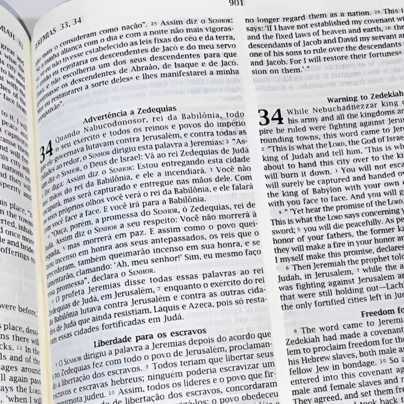 Bíblia Sagrada NVI Português e Inglês Capa Luxo Rosa - Image 4